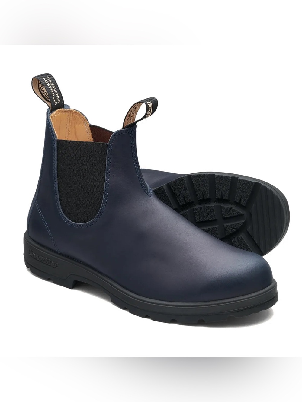 Like new Blundstone 2246 in Classic Navy, US Women’s 8